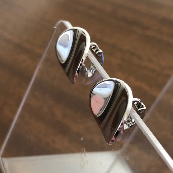 Vintage Avon curved disc clip on earrings silver tone - Picture 3 of 16